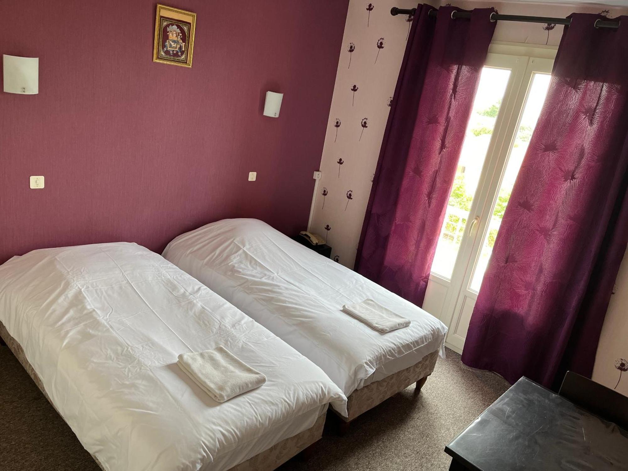 Hotel Le Lyon Vert Commentry Kültér fotó
