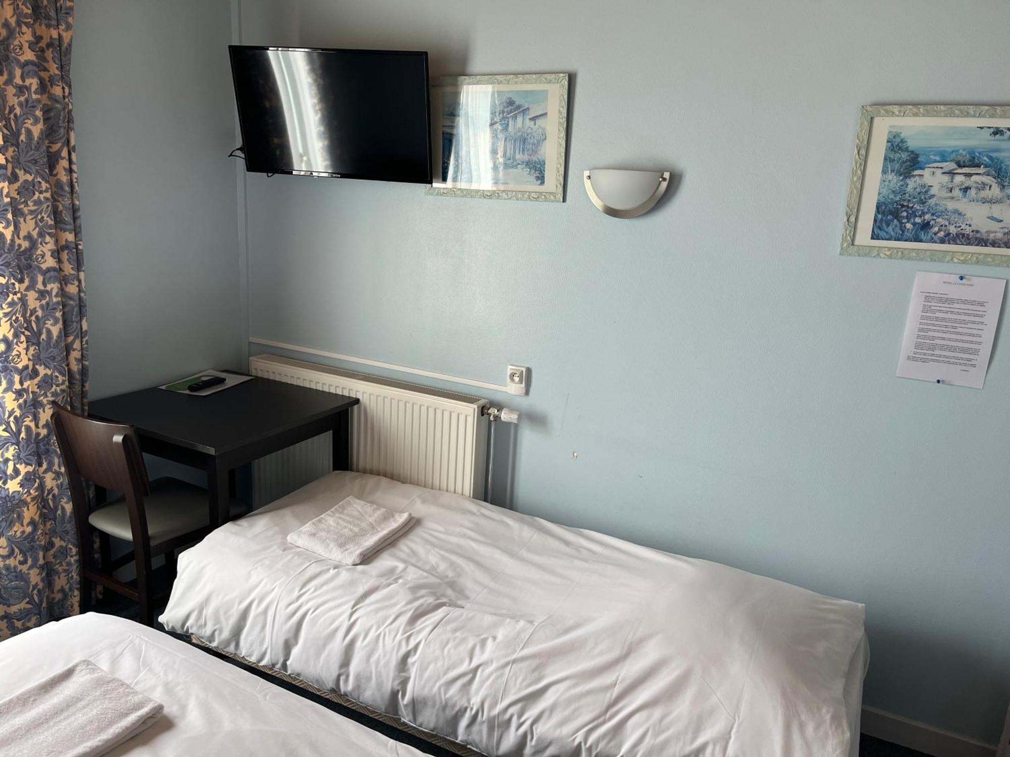 Hotel Le Lyon Vert Commentry Kültér fotó