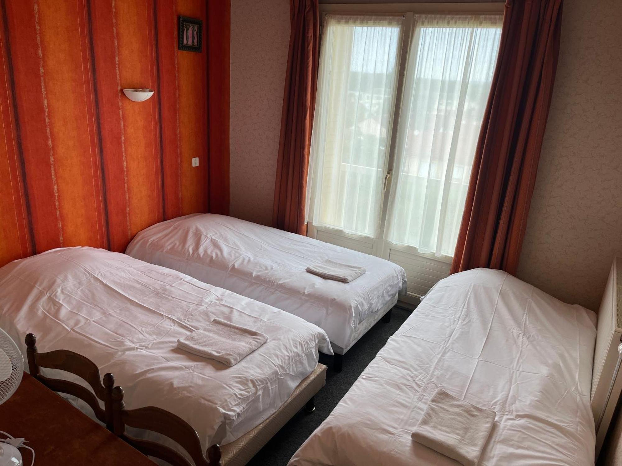Hotel Le Lyon Vert Commentry Kültér fotó