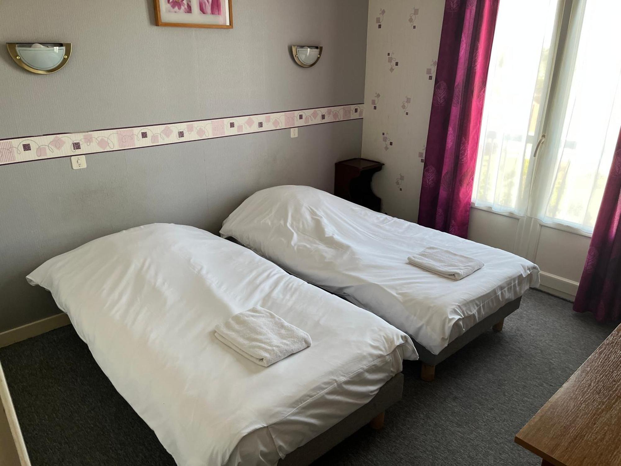Hotel Le Lyon Vert Commentry Kültér fotó