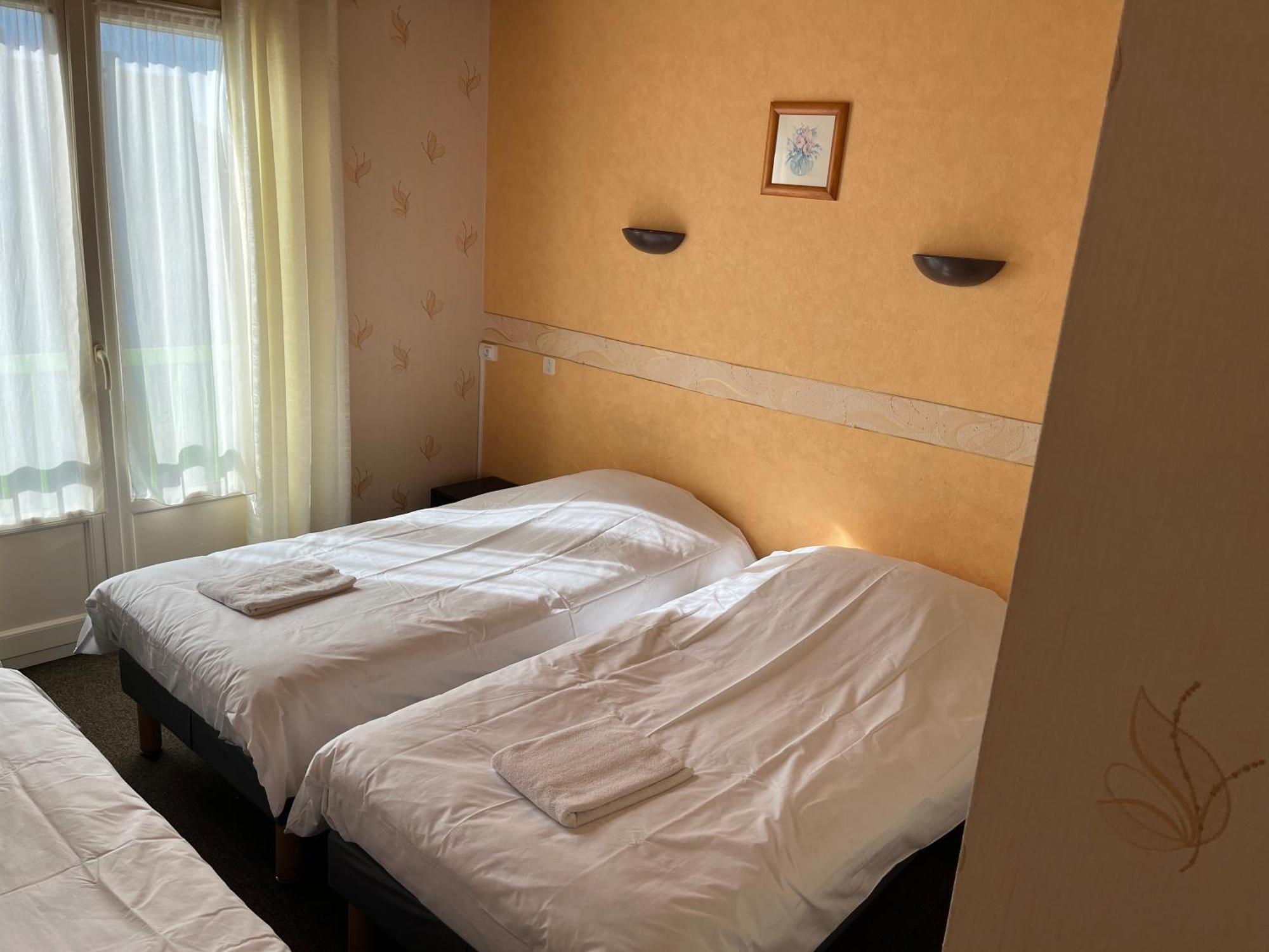 Hotel Le Lyon Vert Commentry Kültér fotó