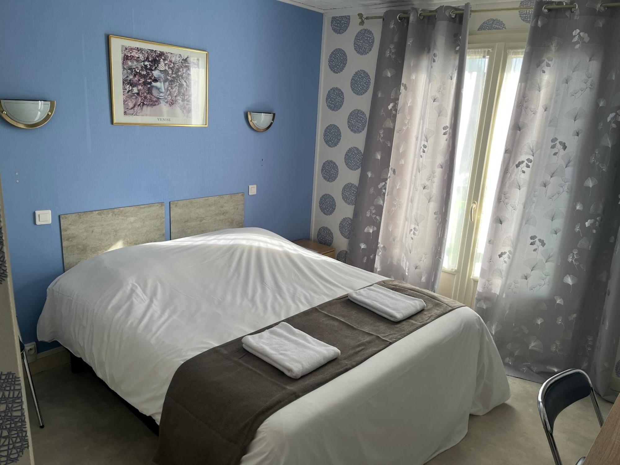 Hotel Le Lyon Vert Commentry Kültér fotó