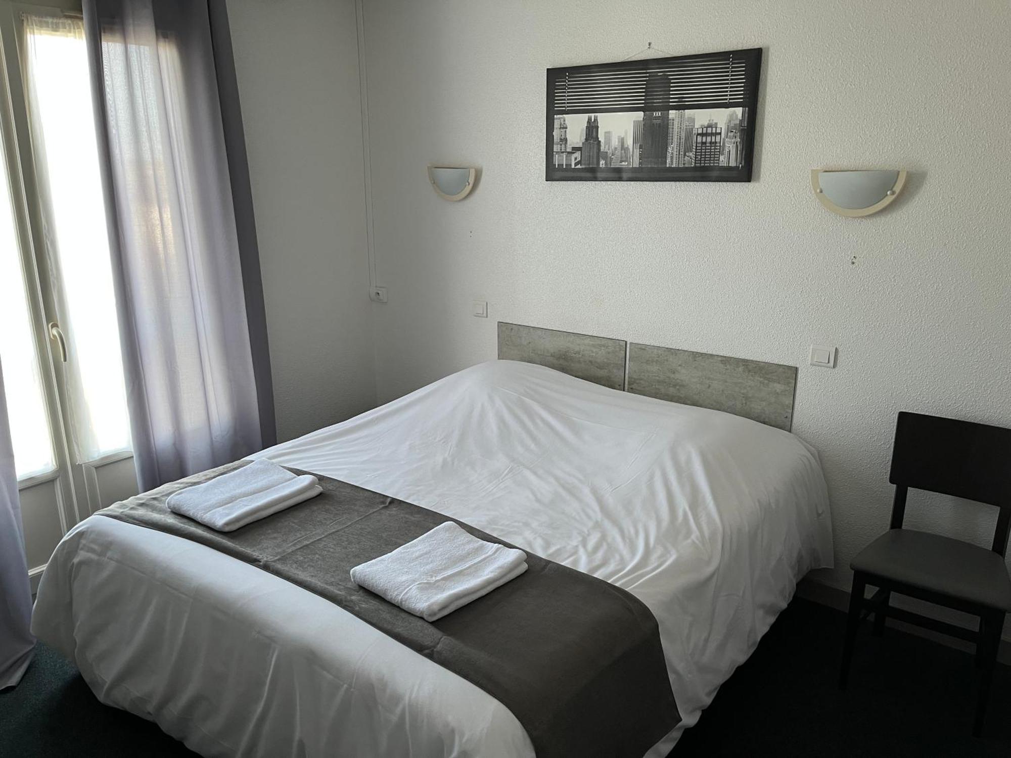Hotel Le Lyon Vert Commentry Kültér fotó