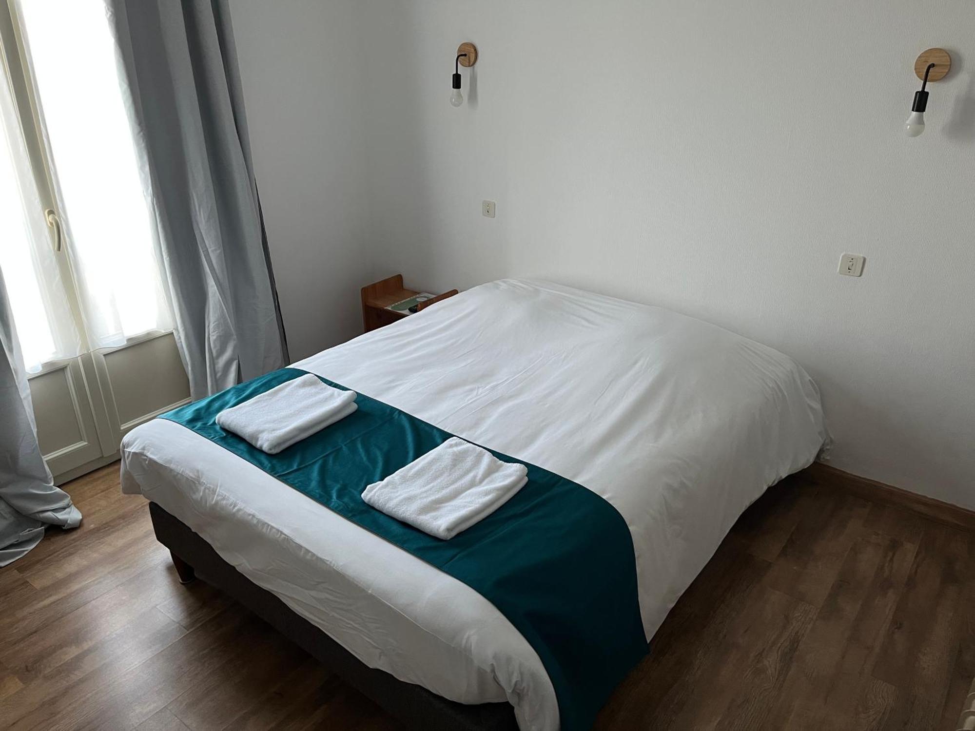 Hotel Le Lyon Vert Commentry Kültér fotó