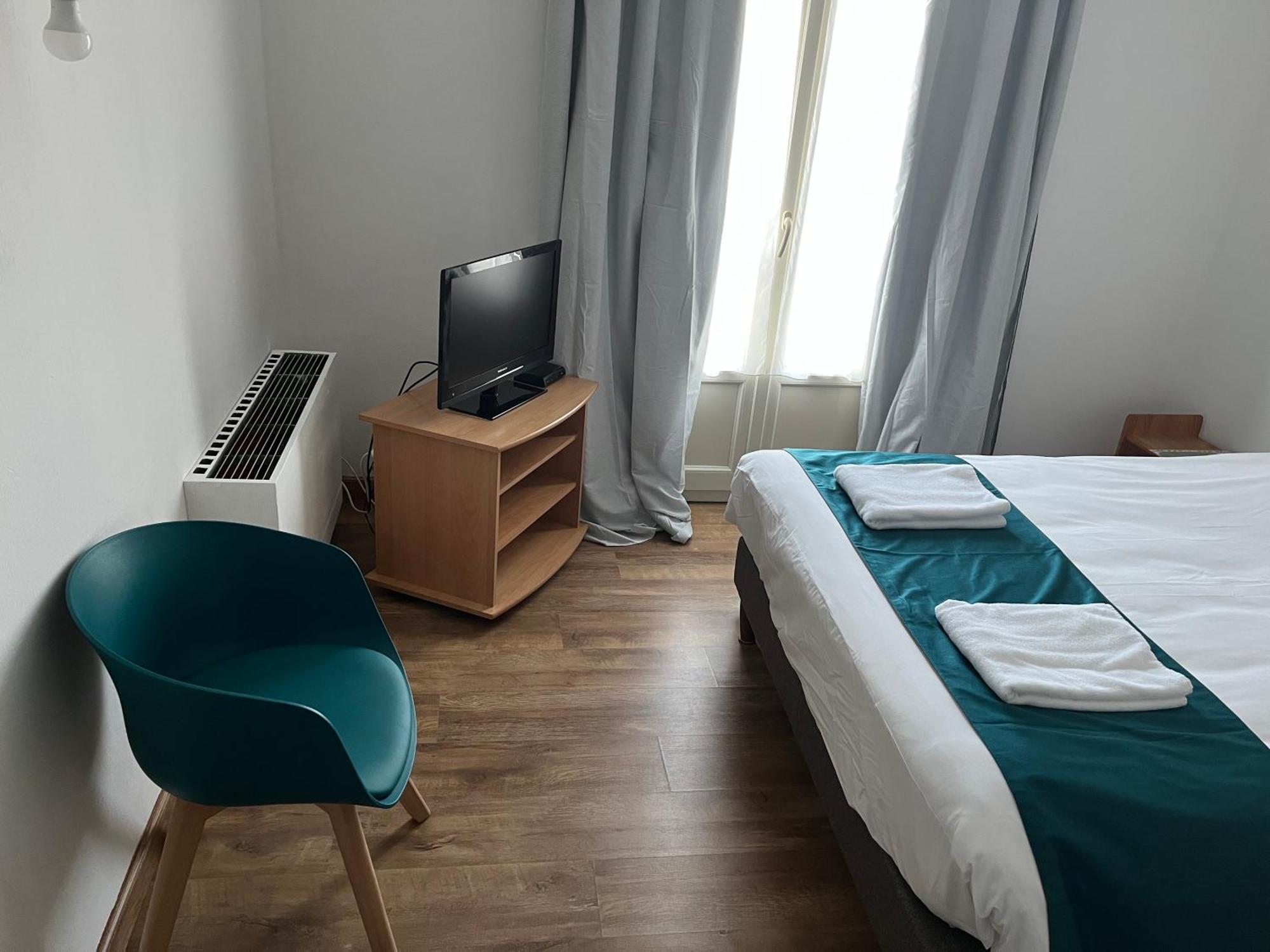 Hotel Le Lyon Vert Commentry Kültér fotó
