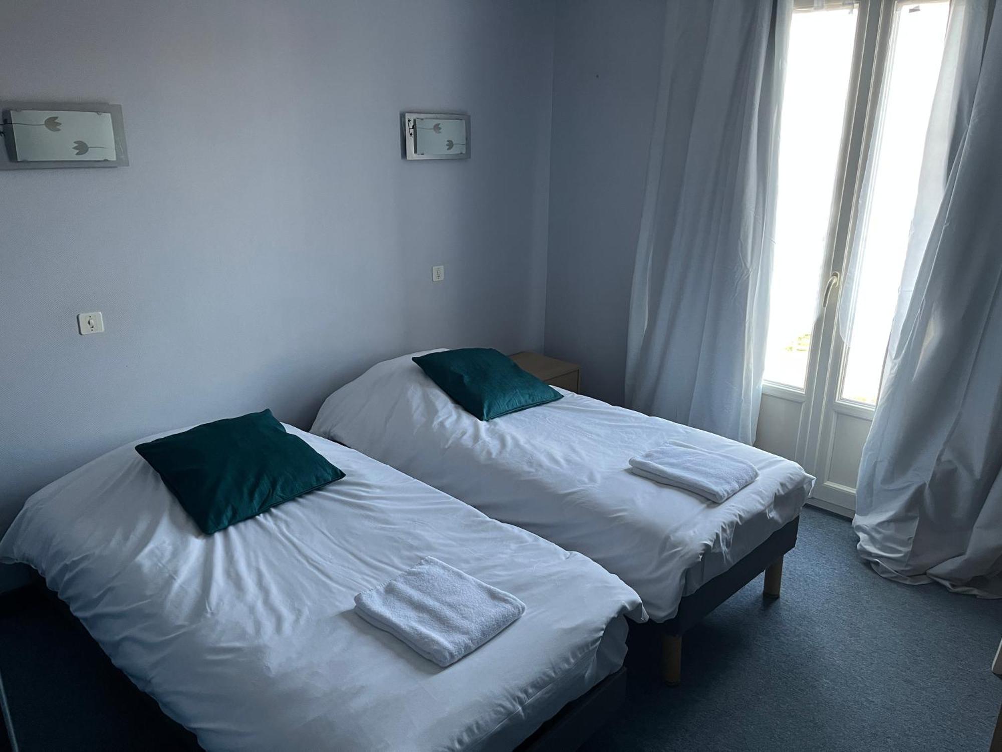 Hotel Le Lyon Vert Commentry Kültér fotó