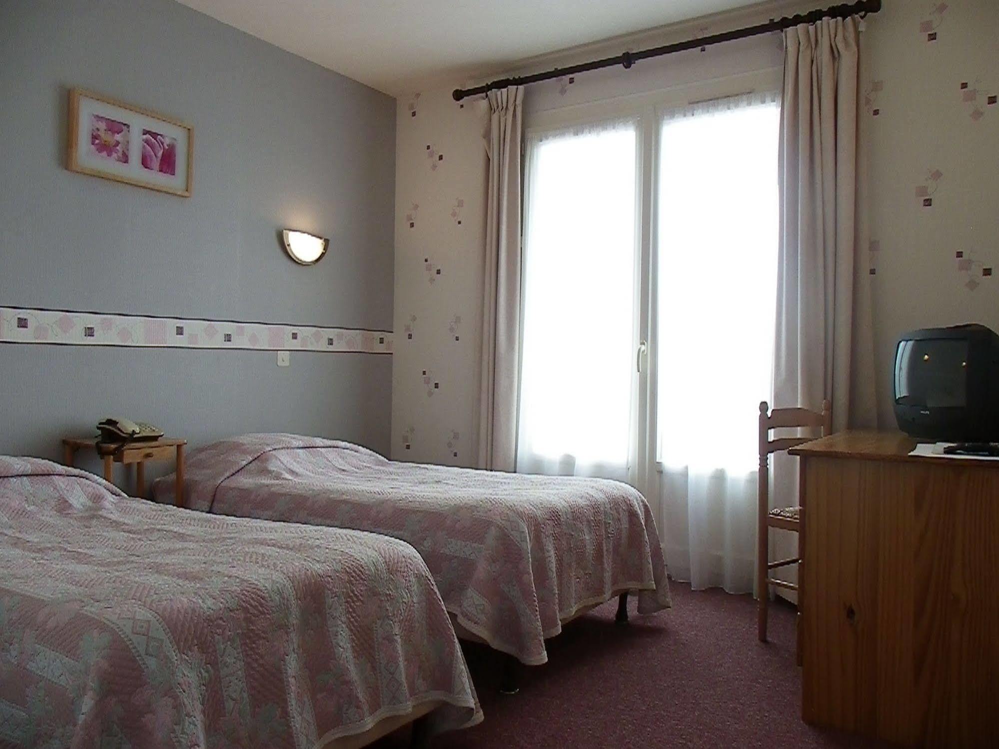 Hotel Le Lyon Vert Commentry Kültér fotó