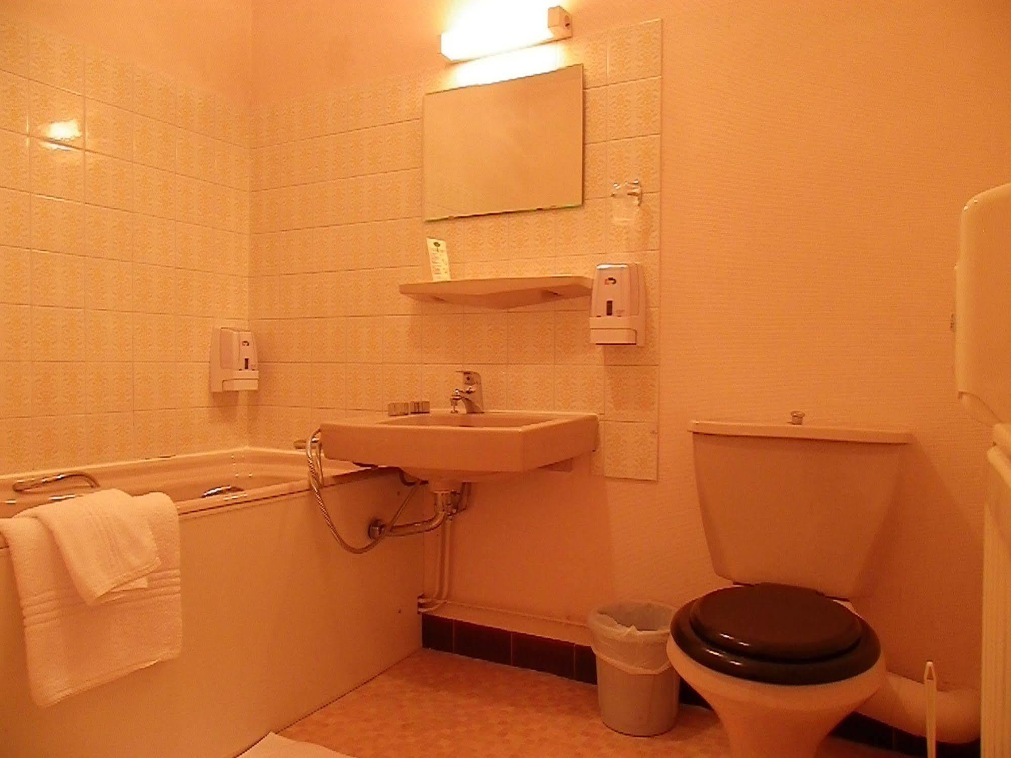 Hotel Le Lyon Vert Commentry Kültér fotó