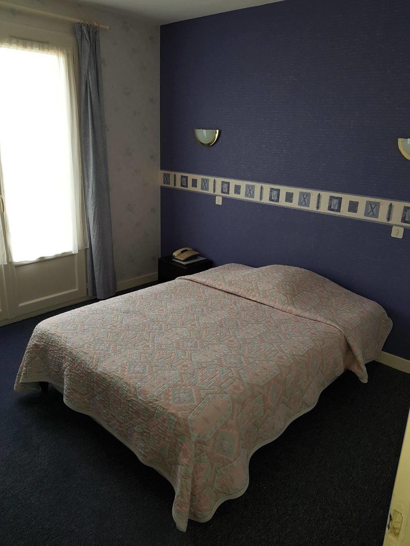 Hotel Le Lyon Vert Commentry Kültér fotó