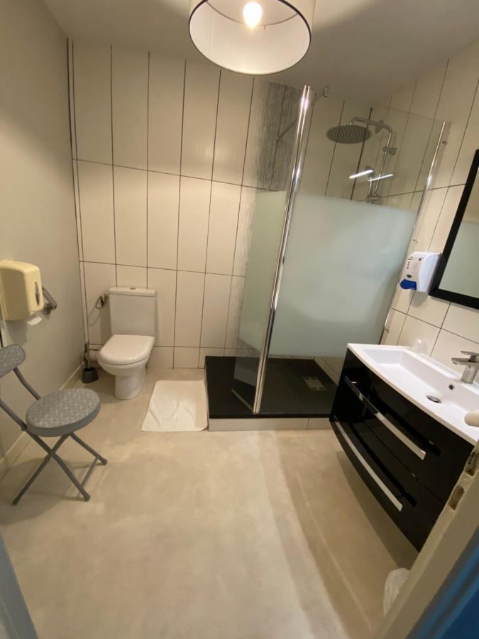 Hotel Le Lyon Vert Commentry Kültér fotó